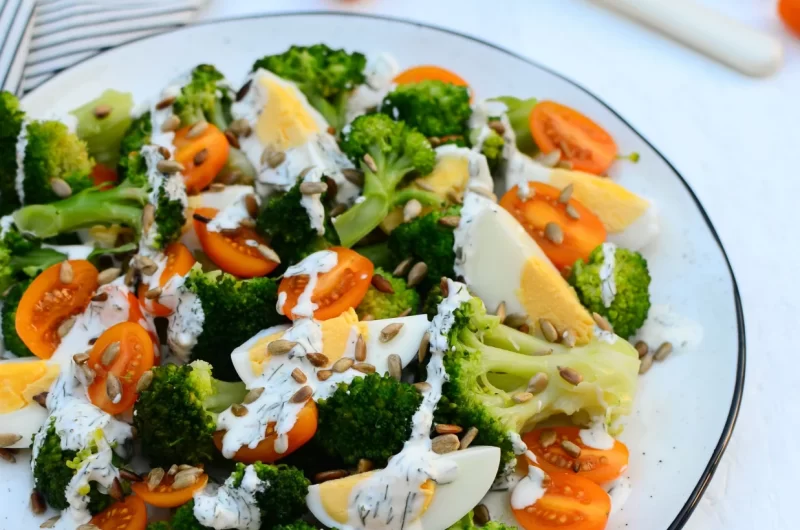 Салат з броколі, яйцями, помідорами та насінням соняшника, заправлений часниковим соусом - чудова ідея для вечері, обіду, перекусу або страви на пікнік. 