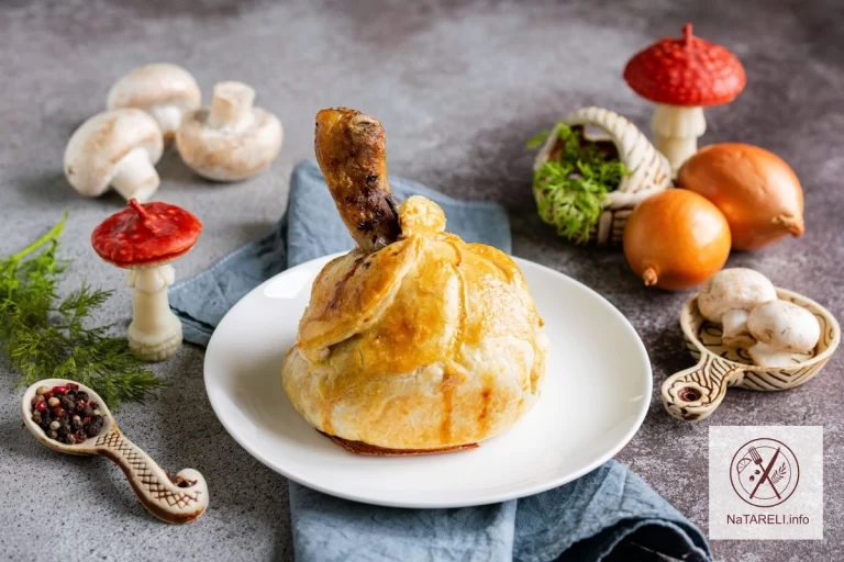 Chicken drumsticks with potatoes and mushrooms in puff pastry