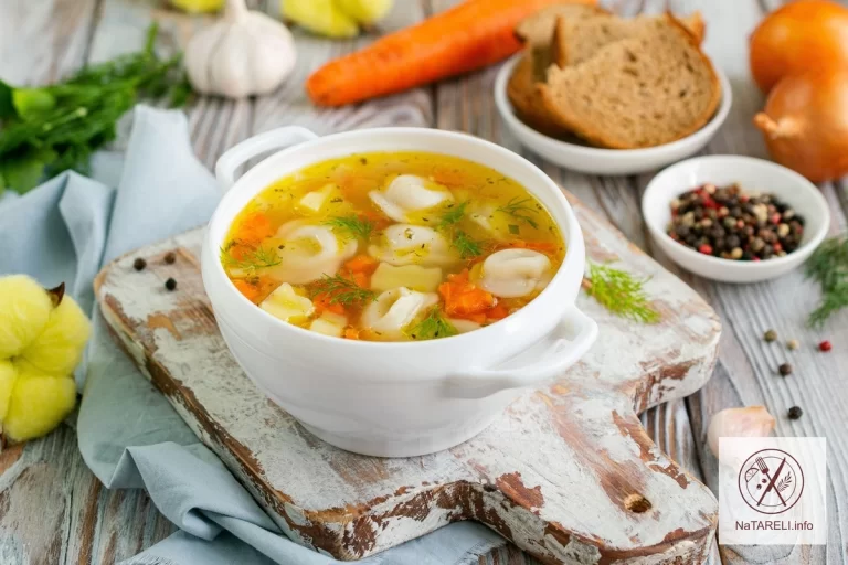 Суп з пельменями та овочами на курячому бульйоні