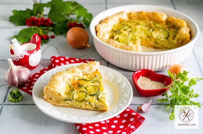 Puff pastry pie with zucchini, eggs and hard cheese